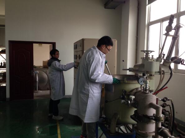 2018年7月，武漢南瑞技術(shù)人員夏兆輝正在操作真空熔煉爐，進(jìn)行納米碳合金材料的熔煉